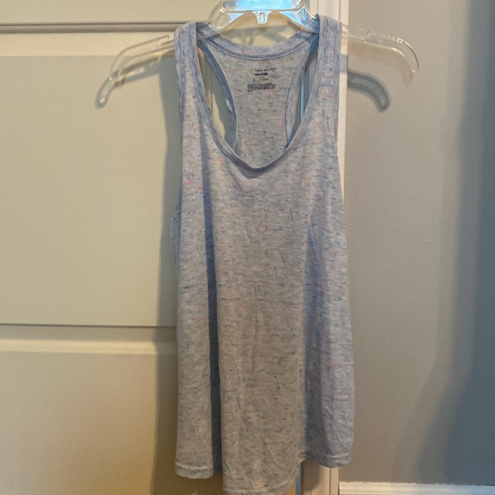 Tek Gear dryTek tank top. Women’s Size Medium. Light blue with hints of pink